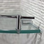 Étagère d'angle en verre avec barrière en laiton massif chromé